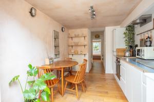 Modern flat with KING bed, garden & outdoor dining