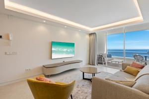 Fully renovated frontline flat