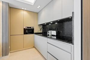 Fully renovated frontline flat