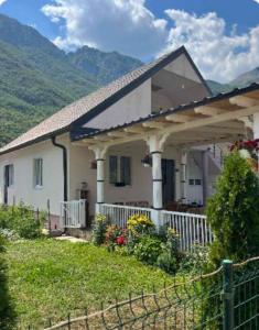 Lola Guest House