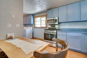 Secluded Washington Cabin Near Hikes and Lakes!