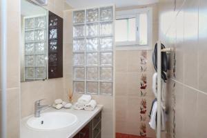 Appartements Bright 90m close to the sea WIFI : photos des chambres