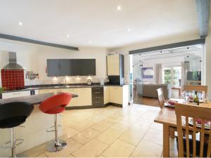 The Old Garage - Sea view retreat