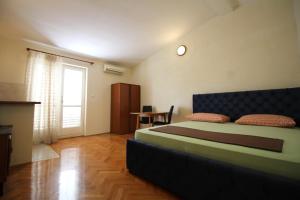 Makarska centre & free private parking