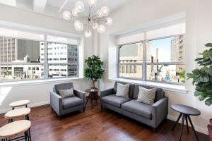 Kislak 507 Stunning 2BR with Den Corner Apt Retreat Above the City