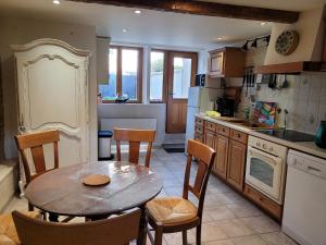 Maisons de vacances Maison de pecheur charmante et atypique en pierre, 1 min de marche de la mer : photos des chambres