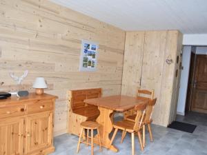 Charmant 2 pièces ensoleillé avec balcon, près des pistes et centre, parking inclus - FR-1-464-199