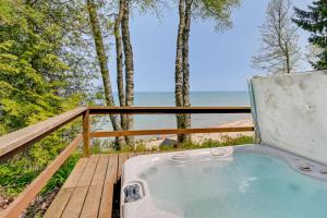 Beachy Palms Cottage on Lake Huron with Hot Tub!