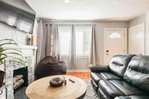 Charming Farmhouse Retreat near Downtown & University Modern Amenities, Fireplace & Porch! - Fairfield