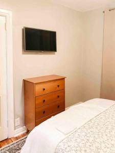 Charming Farmhouse Retreat near Downtown & University Modern Amenities, Fireplace & Porch!