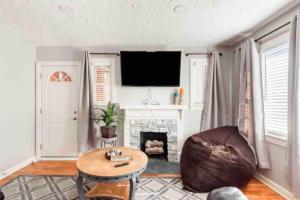 Charming Farmhouse Retreat near Downtown & University Modern Amenities, Fireplace & Porch!