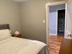 Charming Farmhouse Retreat near Downtown & University Modern Amenities, Fireplace & Porch!