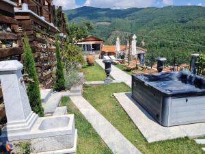 DA ERCOLE casa vacanze di lusso con giardino, piscina e idromassaggio.