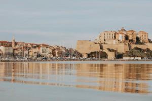 Appartements Calvi. T2 2/4 personnes a 100 metres de la plage : photos des chambres