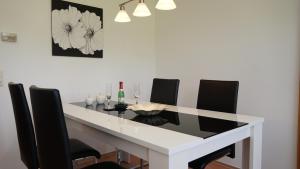 Große helle Ferienwohnung mit Balkon, ruhig gelegen mit guter Verkehrsanbindung