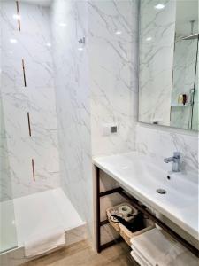 СВІТЛО ЦІЛОДОБОВО Сучасні апартаменти біля парку Топільче