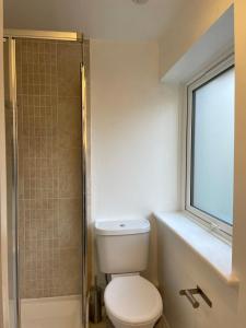 Double Bedroom with a balcony & ensuite bathroom and a new quality mattress in London Canary Wharf with direct train from Heathrow, also convenient from Stansted and Gatwick airport, 10 minutes to London City Airport and Excel, 16 minutes to Westmins