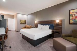 King Suite with Sofa Bed - Non-Smoking room in Best Western La Place Inn