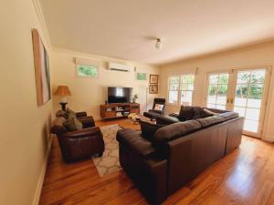 Noonan House, 5 bedrooms. Hop & skip to town