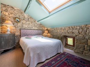 Maisons de vacances Amazing holiday home in Labeaume with private pool : photos des chambres