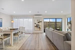 Ballarat Modern Oasis, Stylish 3 bedroom 2 bathroom Retreat, Newly build, New appliances, beds and furniture, Walking distance to Shopping mall - Miners Rest