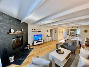 Mountain view fully renovated 6-8 people condo