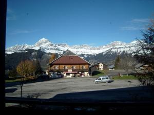 Appartement cosy 5 pers., centre Cernix, proche pistes, commerces, navette, parking, balcon & terrasse - FR-1-733-14