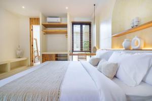 New 4 BDR Villa Mejan