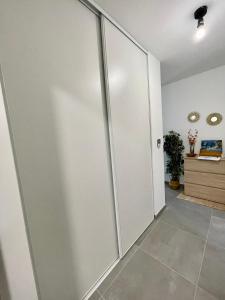 Appartements Studio Neuf a 10min Plage & Centre-Ville + Garage : photos des chambres