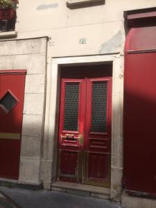 Studio "Maryline" 18 m2 - Séjour Parisien pas cher - Rez de chaussée Calme sur Beau patio Privé - Grand Canapé-Lit Clic Clac pour 2 personnes - Cuisine Équipée - Salle de bains - 5 minutes du Métro Brochant ligne 13,Bus 54 74 et 31 vers sites 