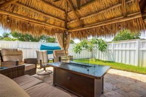 Deerfield Retreat! Walk to the Beach! Sleeps 8!