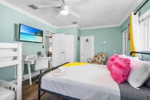 Deerfield Retreat! Walk to the Beach! Sleeps 8!