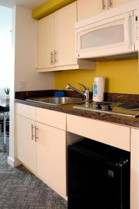 Stunning 12th Floor Studio In The Heart Of Grove