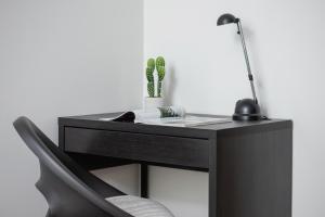 Cozy Apartment with Balcony Chmieleniec by Noclegi Renters