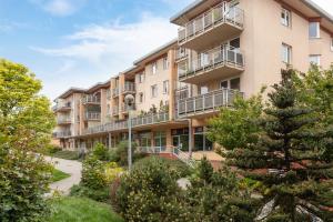 Cozy Apartment with Balcony Chmieleniec by Renters