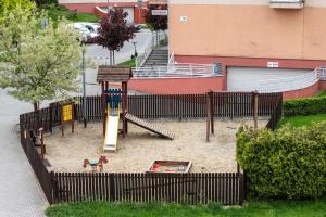 Cozy Apartment with Balcony Chmieleniec by Noclegi Renters