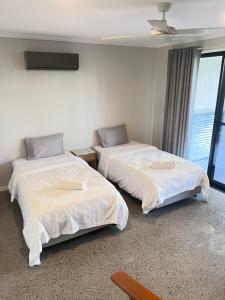 Near New 4br townhouse next to shopping mall