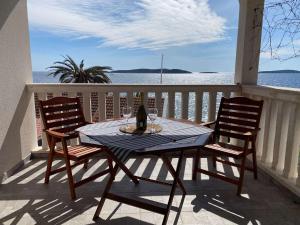 APARTMENTS VIS BY THE SEA