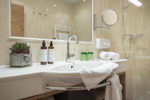 Two-Bedroom Apartment room in Apart Garni Alpenperle