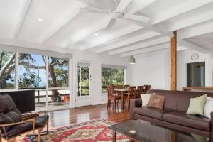 Whispering Gums - Ocean Views, Pet Friendly, EV UNIT 7kW for electric cars, Sleeps 7