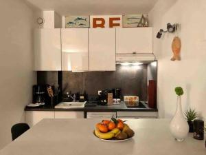 EOLE, Idéalement situé sur le port de St Martin de Re