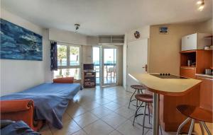 Appartements Awesome Apartment In Plougonvelin With Wifi And 1 Bedrooms : photos des chambres