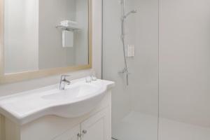 Superior King Room with Shuttle Bus to JBR Beach and various shopping malls room in Maisan Hotel