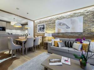 Appartements Appartement Neuf Centre Courchevel Village, Proche Commerces et Pistes, Parking et Fitness Inclus - FR-1-562-33 : photos des chambres