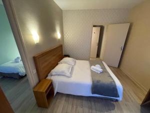 Hotels Le Relais De La Place : Chambre Familiale