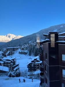 Appartements La Tania La Saboia sleep 8 private Sauna lounge dining 2 bathrooms kitchen 2 balconies ski in out : photos des chambres