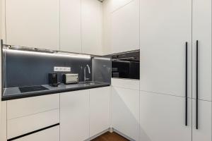 Upscale Apartment in City Center by LovelyStay