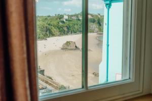 Luxury sea-view apartment in Tenby - Floral Corner