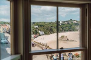 Luxury sea-view apartment in Tenby - Floral Corner