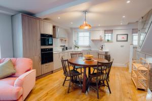 Luxury sea-view apartment in Tenby - Floral Corner